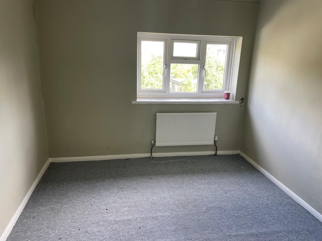 Lot: 65 - SEMI-DETACHED HOUSE WITH GARDEN AND DRIVEWAY - Bedroom 2 to rear
